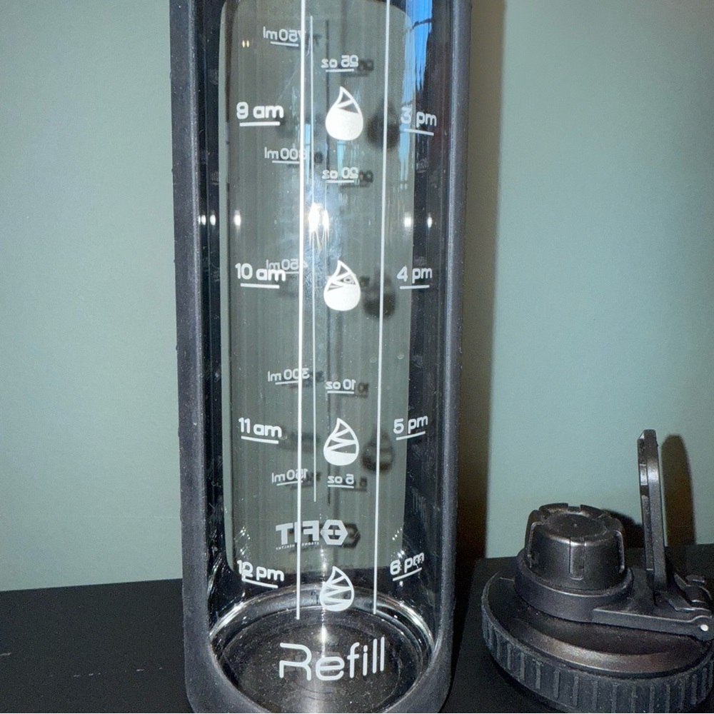 NWOT- FIT -32 oz Glass Water Bottle with 2 Lids, Time Marker, Silicone Sleeve - Picture 14 of 16